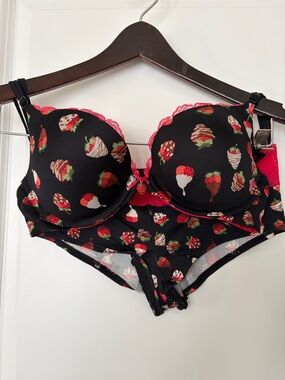 Black Strawberry Print Push-Up Bra & Brief Set - Pink Trim